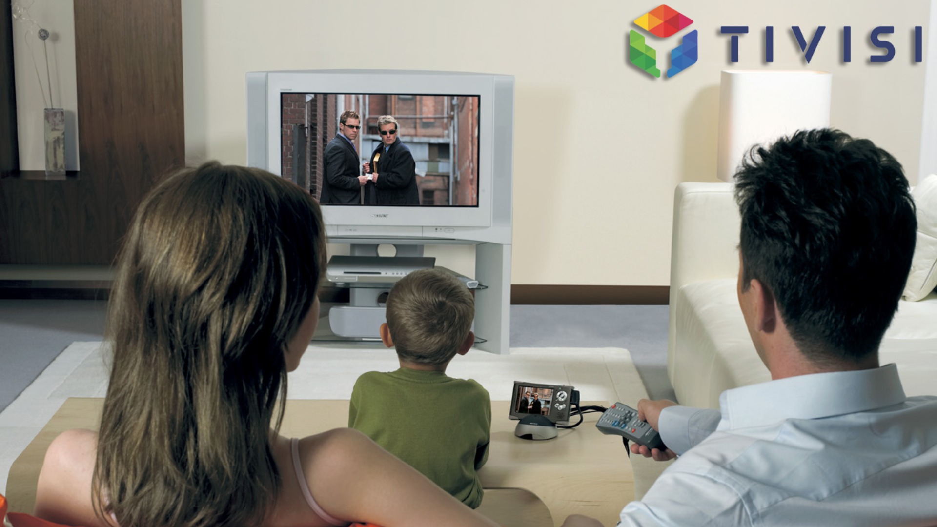 Телевизор смотрю вести. Человек перед телевизором. Семья перед Телеком. Семья у телевизора. Телевизионная зависимость.