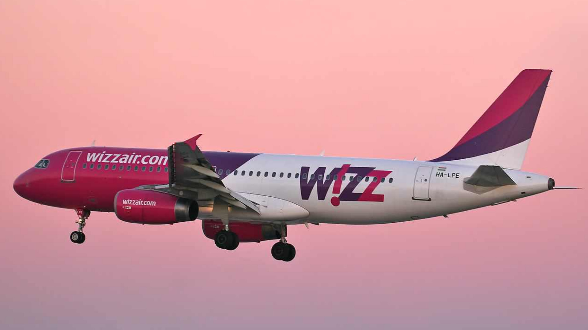 Авиакомпания wizzair. Авиакомпания Визз Эйр. Венгерская авиакомпания Wizzair. Самолет Wizz. Самолеты визэйр.