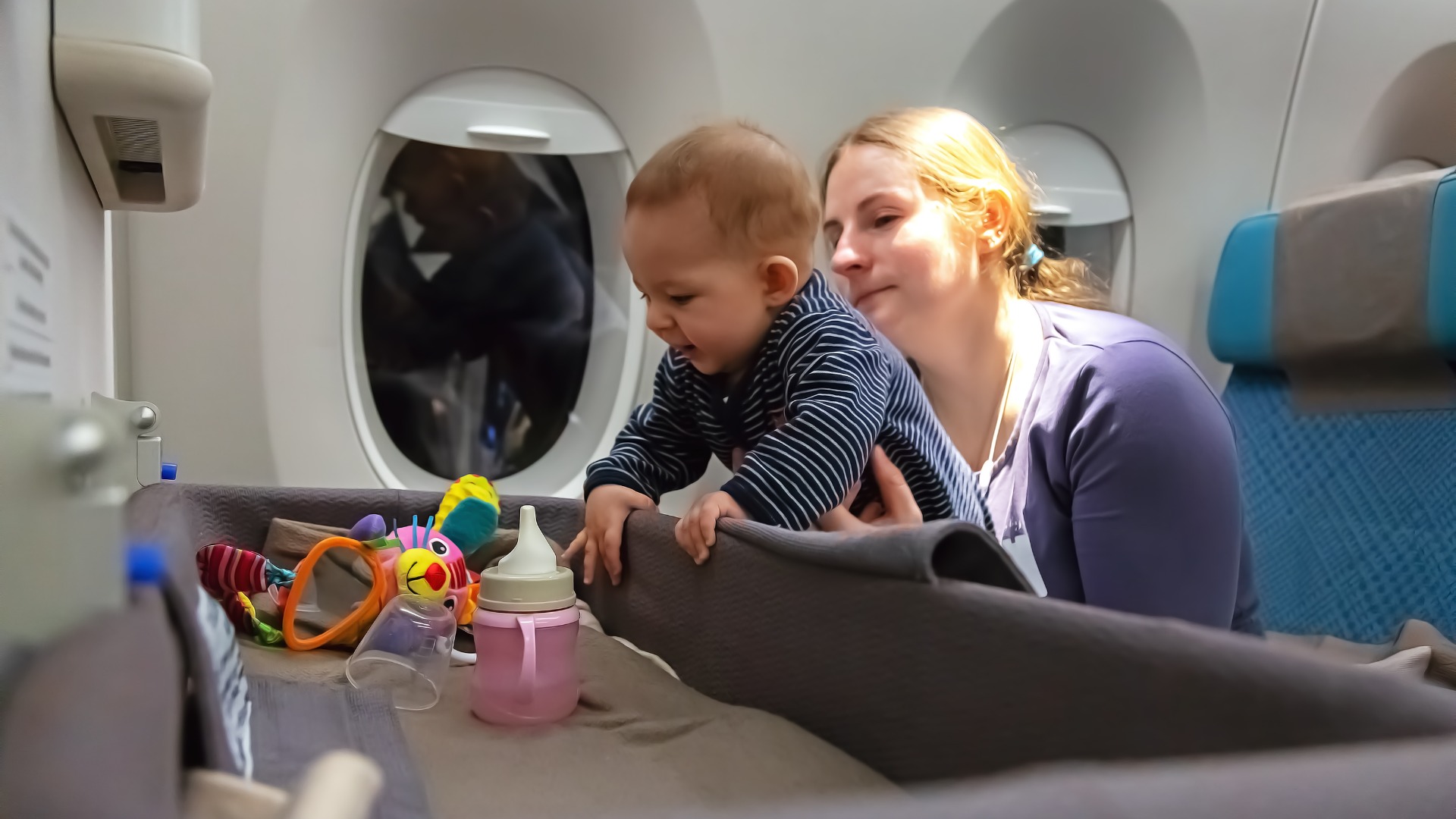 Ребенок на самолете с бабушкой. Детские люльки в самолете Боинг 777. Люлька в самолете для ребенка турецкие авиалинии. Люлька для новорожденных в самолете Аэрофлот. Люлька для полета в самолете.