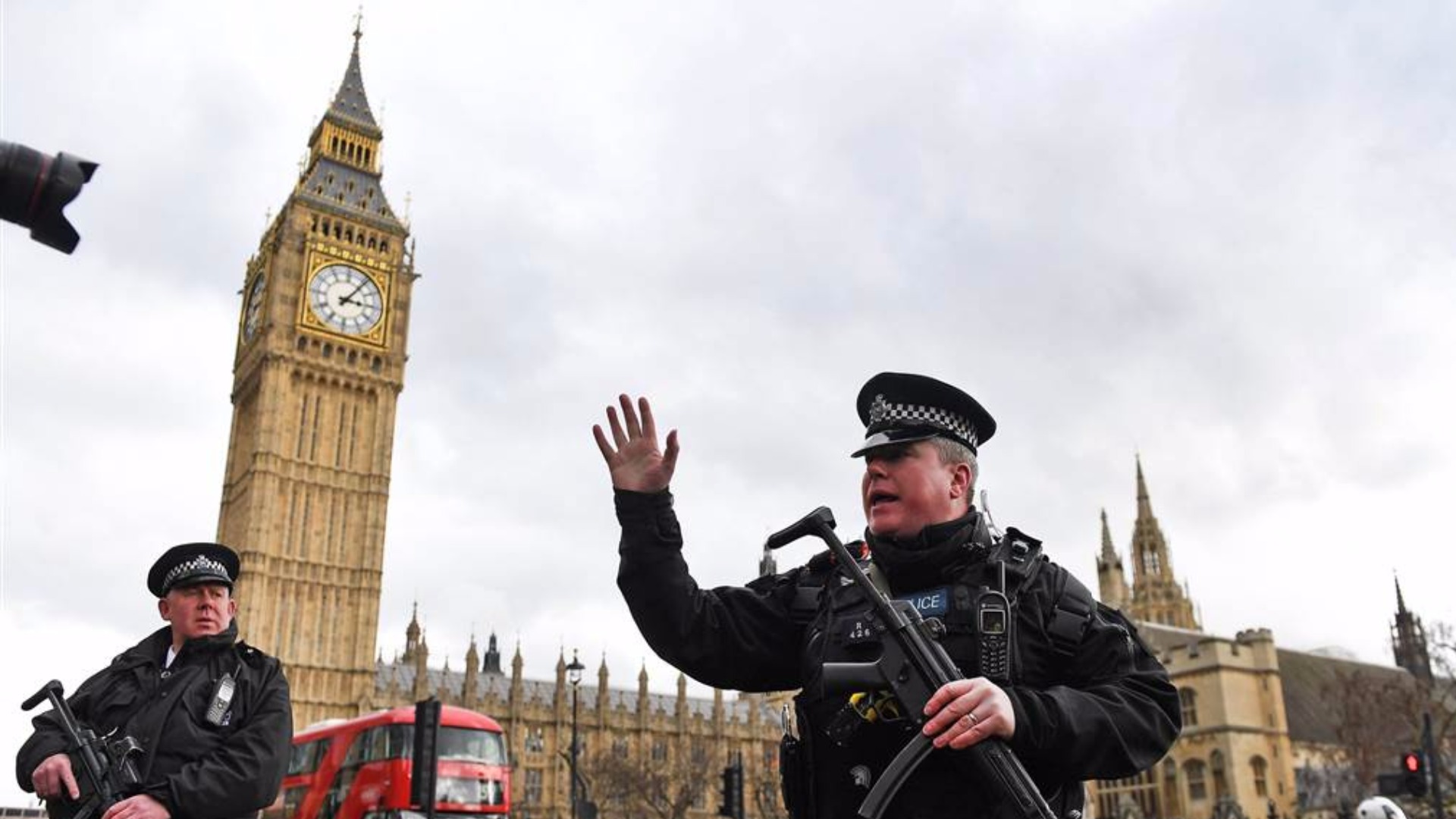 Сша и британия стоят за терактом. Полиция Великобритании. Британский полицейский. Полицейский в Лондоне. Полицейский в Англии.