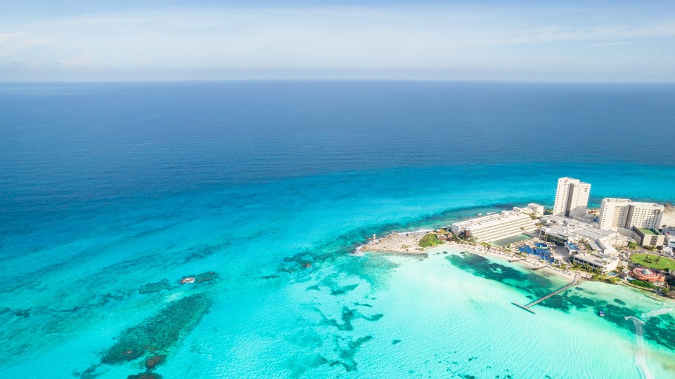 Cancun Tourism 2025: Record Visitor Numbers, Crowded Beaches, and Insider Tips