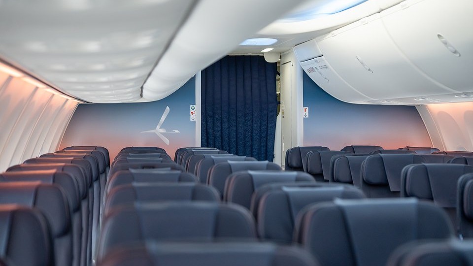 LOT Polish Airlines Introduces New 737 MAX 8 Cabin