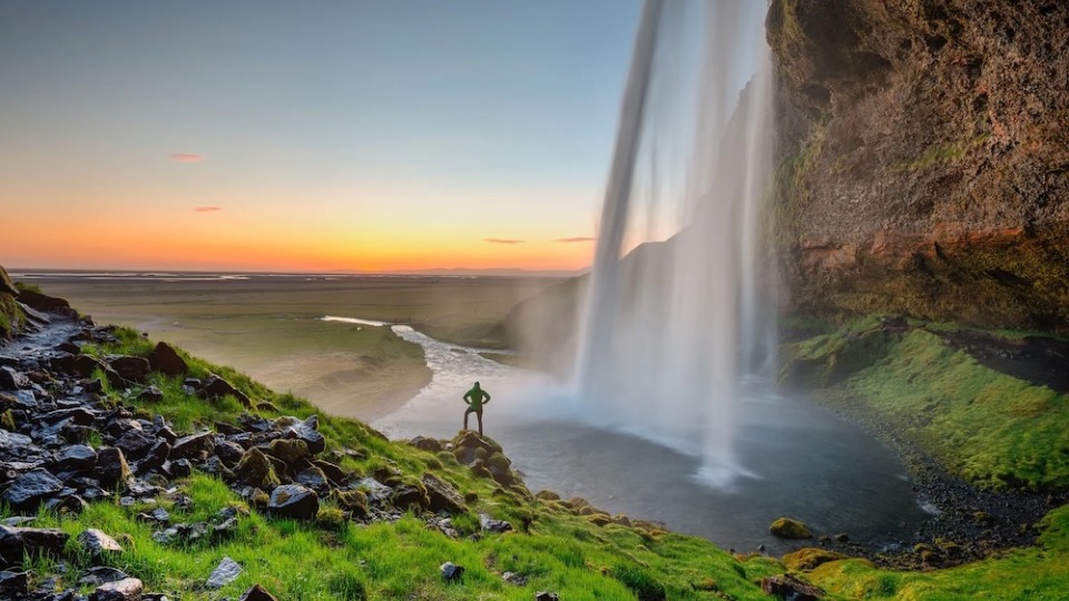 Alaska Airlines to Launch Nonstop Flights to Reykjavík in 2026