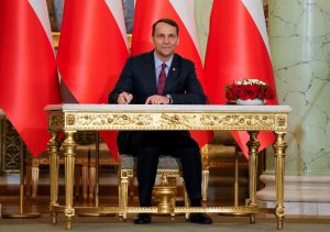 Polish minister visits Ukraine to present aid package