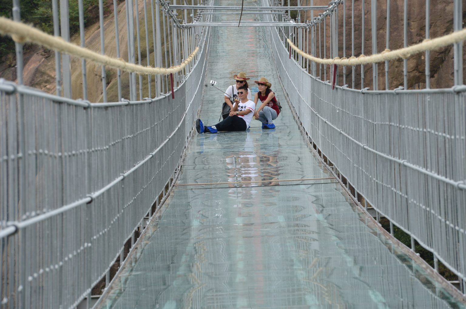 China opens thrilling glass-bottomed bridge in Shiniuzhai park