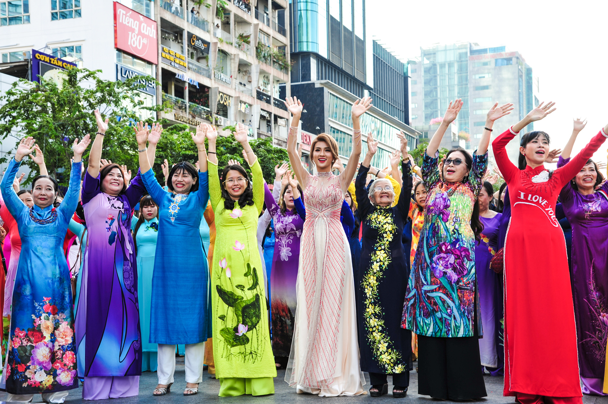 Ao Dai Festival 2023 Welcomes International Tourists