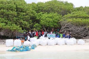 Most luxurious Maldive resort cleans up nearby island in support of Parley Maldives initiative