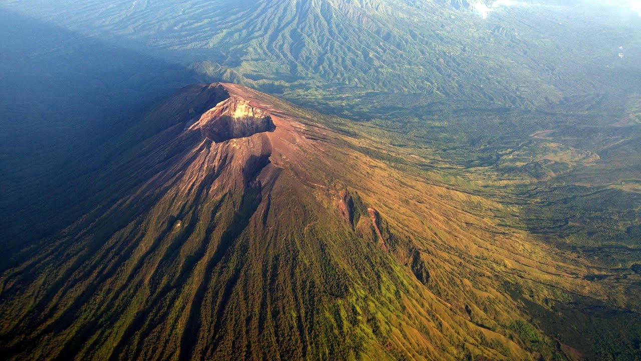 Bali’s volcano imminent eruption – news