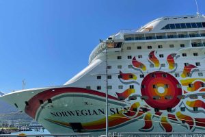 Norwegian Sun hits iceberg and cancels cruise