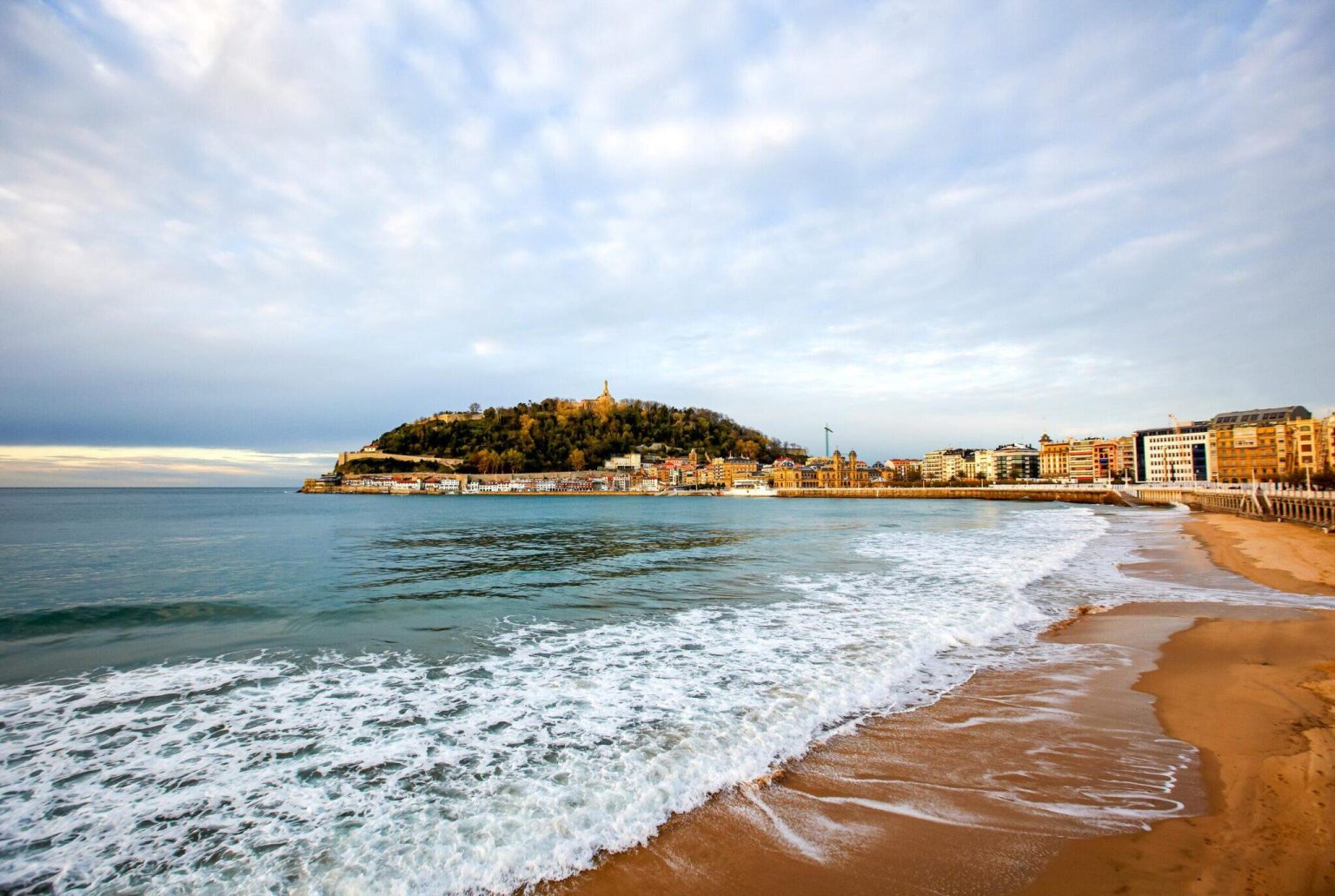 Popular Holiday Destination Issues Warning About Invasive Algae Causing Unpleasant Odor On Beaches