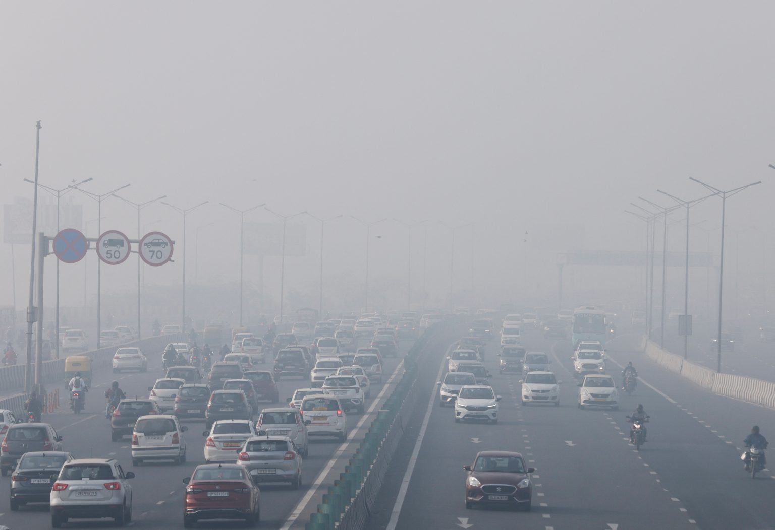 Winter smog blankets South Asian capitals of Dhaka, New Delhi