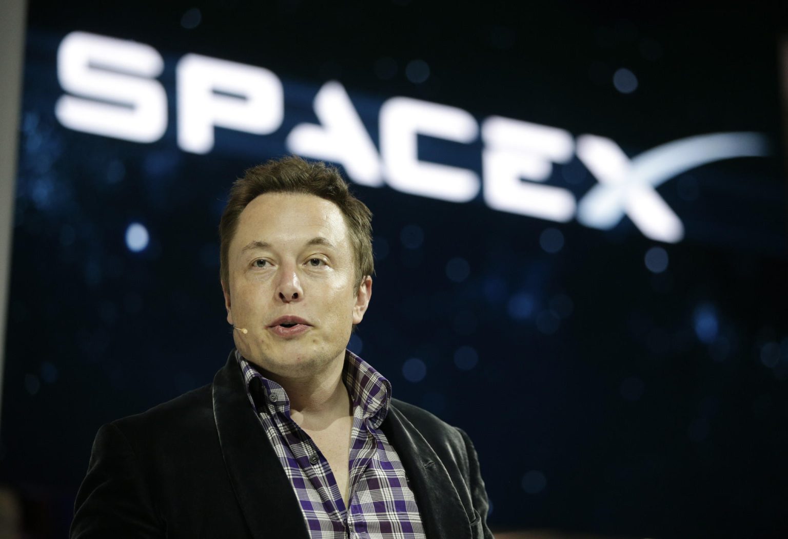 First tourists to fly with SpaceX in 2018