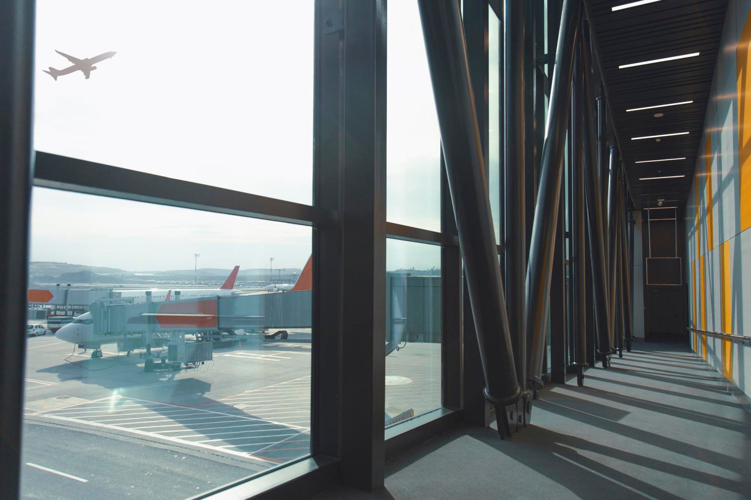 Hundreds of easyJet and British Airways flights cancelled due to Covid-19
