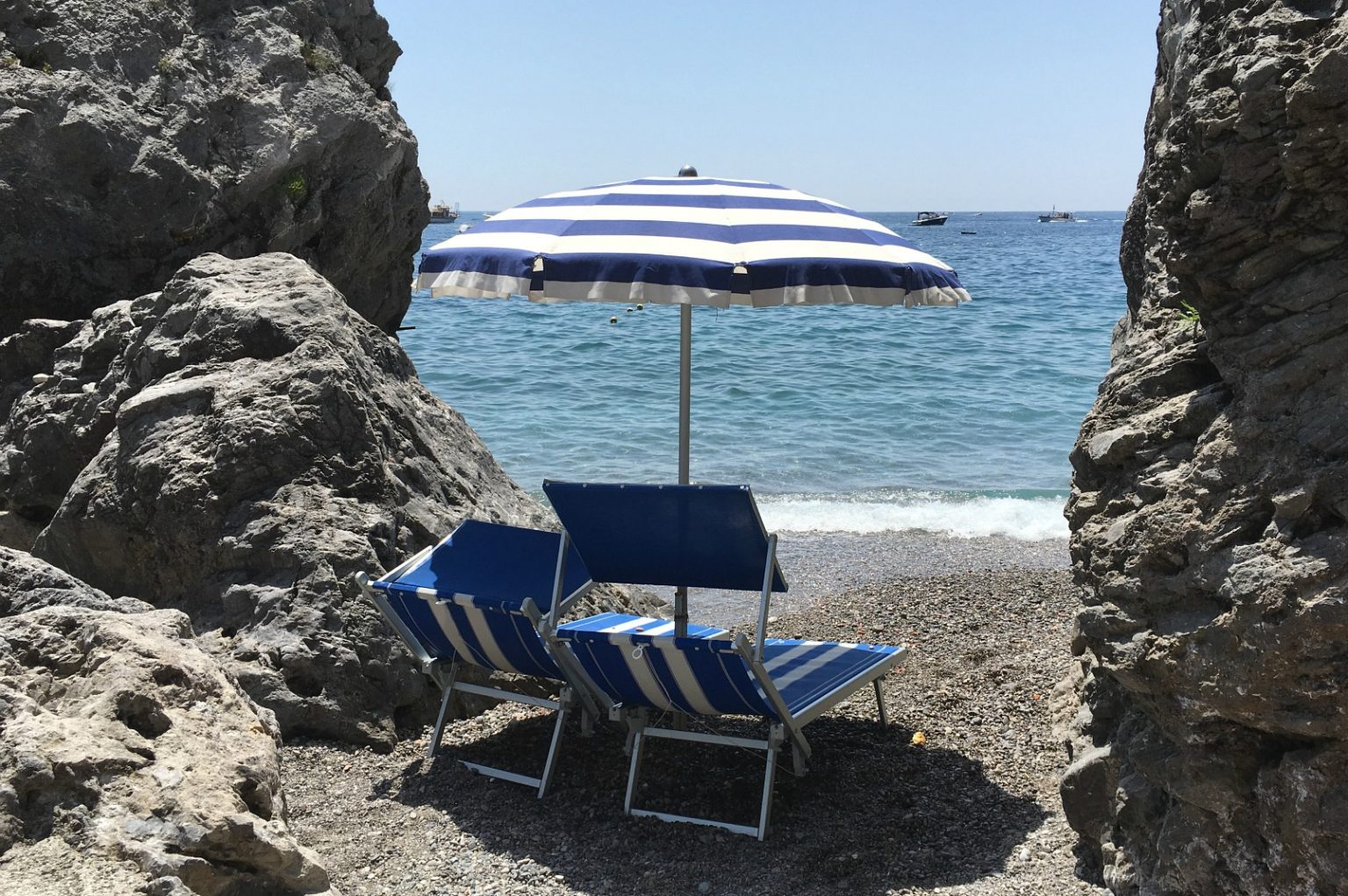 Italy to fine tourists for abusively occupying sunbeds