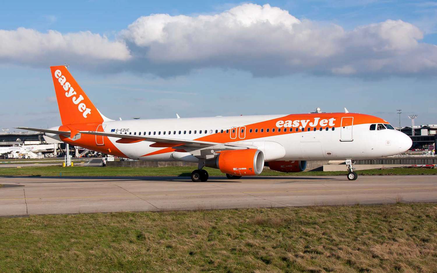 Daughters Invited to the Flight Deck by easyJet on Mother’s Day