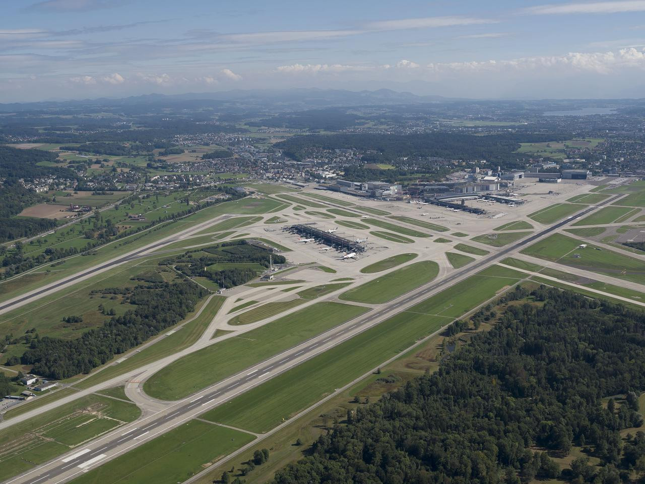 Increased Traffic and Higher Security at Zurich Airport During Summit on Peace