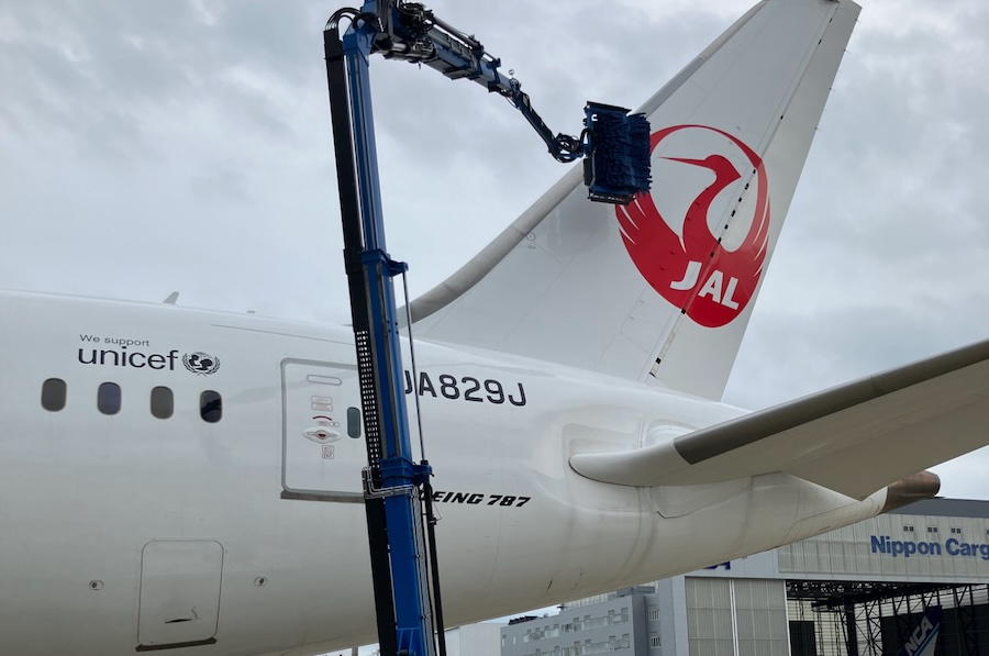 JAL Introduces Japan’s First Program-Controlled Aircraft Washing Robot at Narita Airport